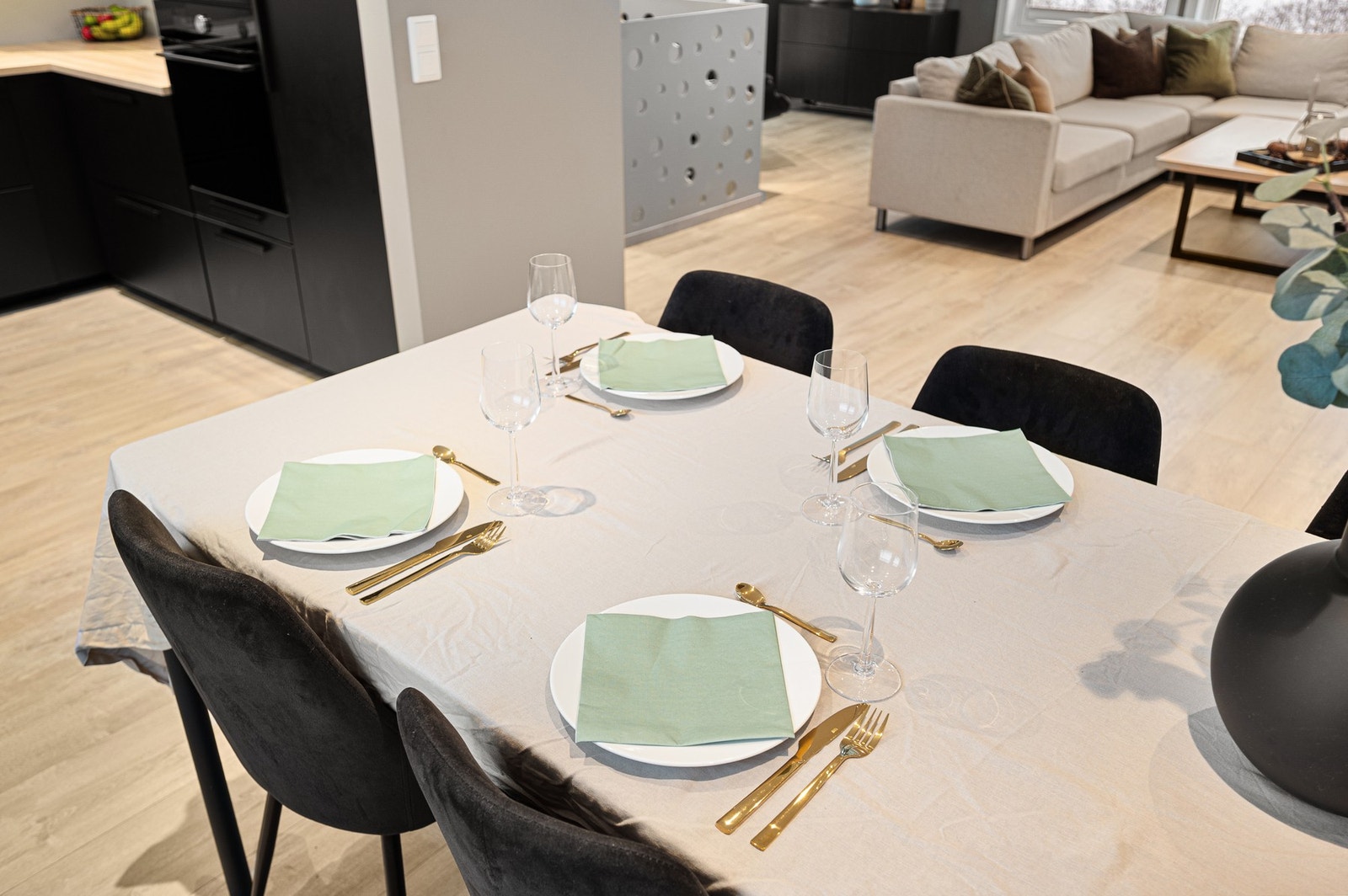 Spiseseksjonen finner sin naturlige plassering mellom stue og kjøkken. Galleribilde