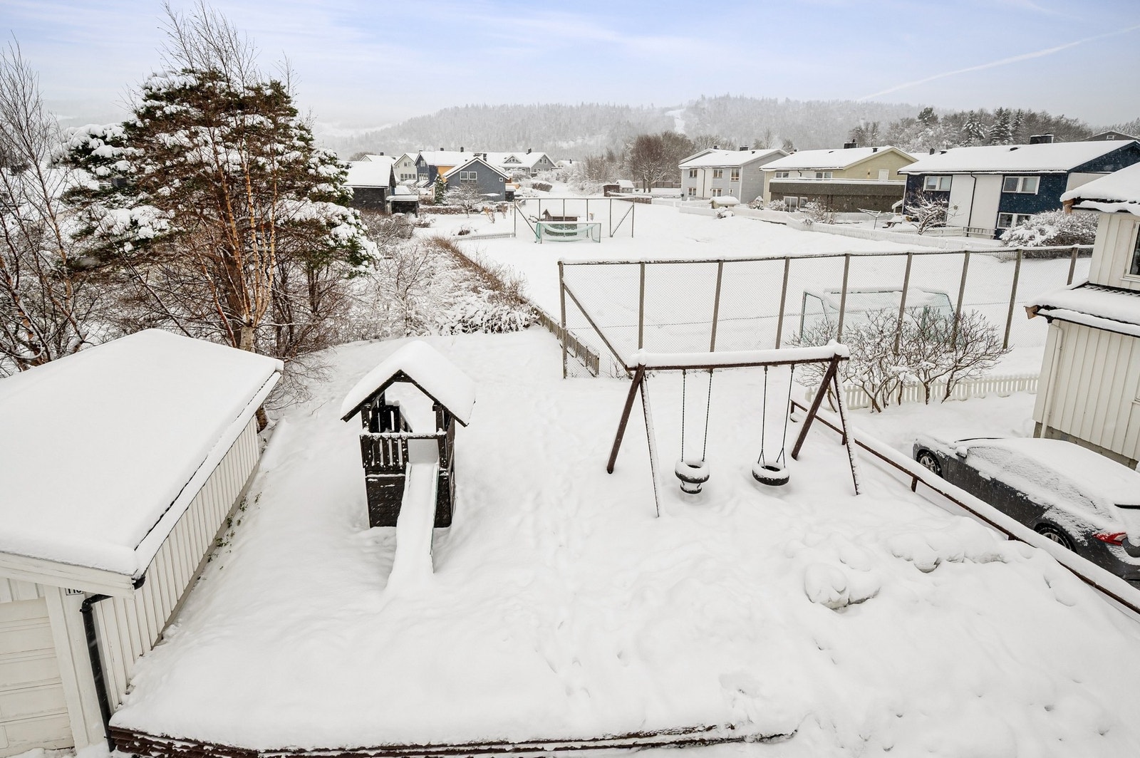 Like utenfor boligen finnes det sklie, huskestativ og en liten fotballbane både barn, voksne og firbente kan boltre seg på. Galleribilde