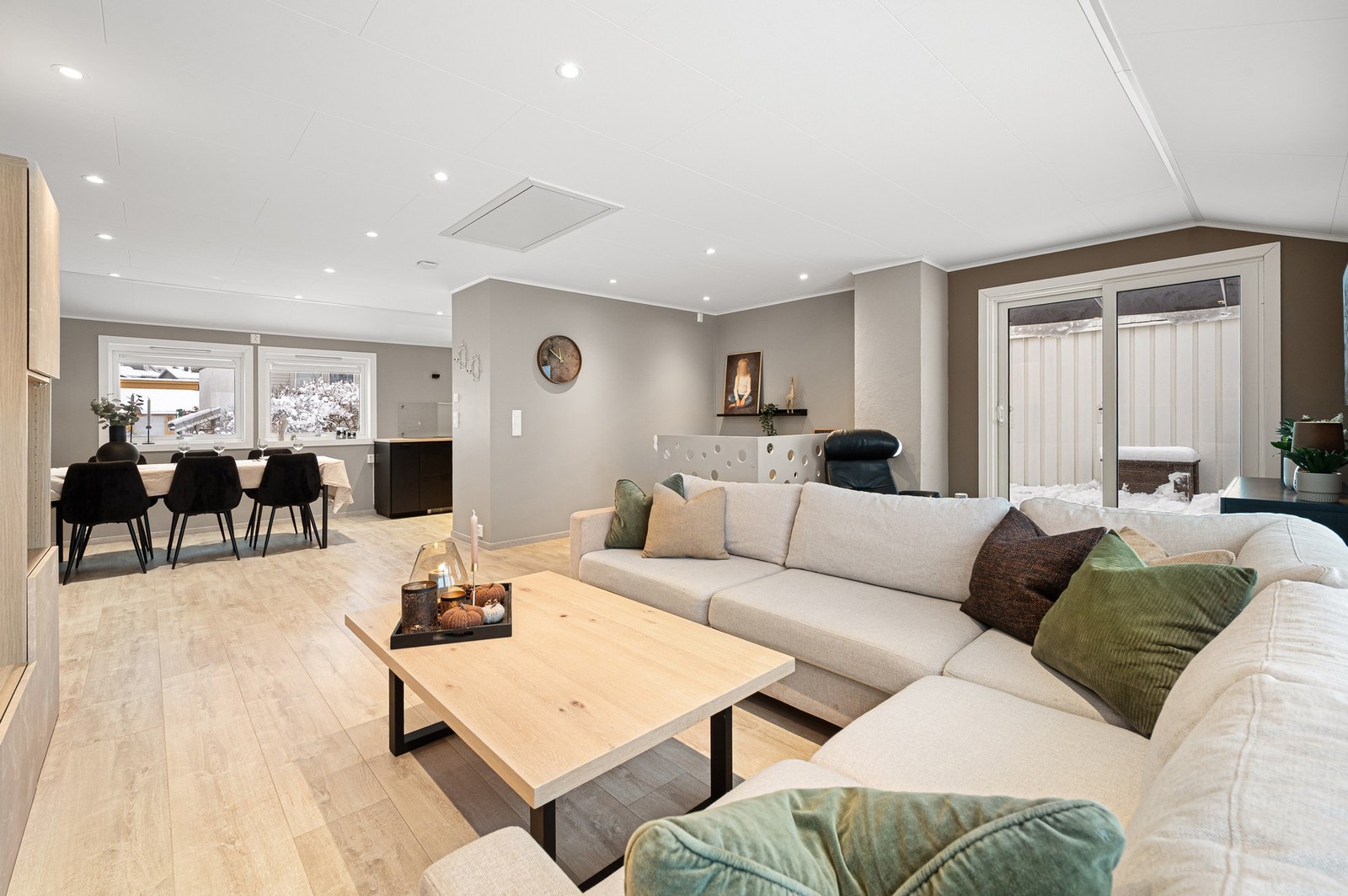 Boligen fremstår velholdt og oppgradert - her kan man flytte rett inn. Galleribilde