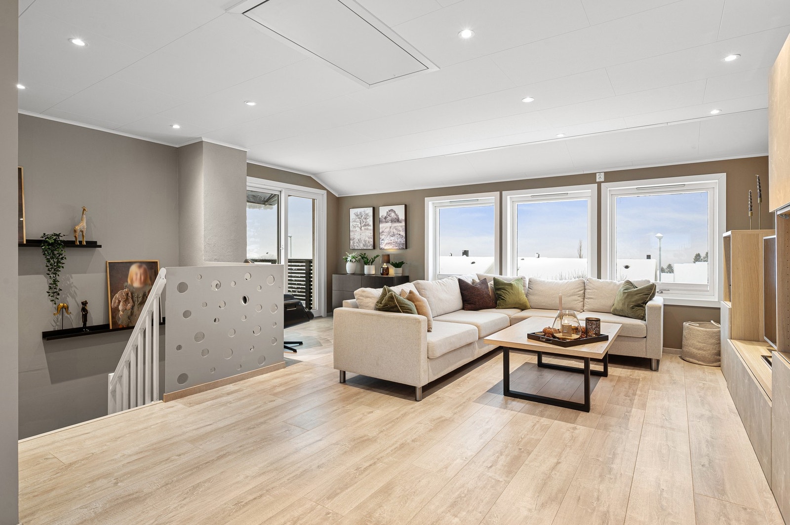 Delvis åpen stue-/kjøkkenløsning på til sammen 43,2m². Galleribilde