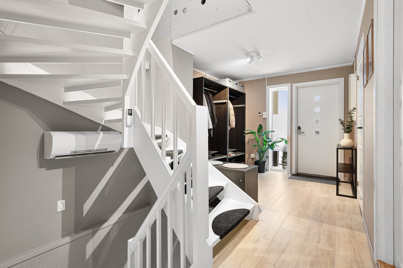 I 1.etasje finner man 3 romslige soverom, et pent flislagt bad og flere herlige uteplasser. Galleribilde