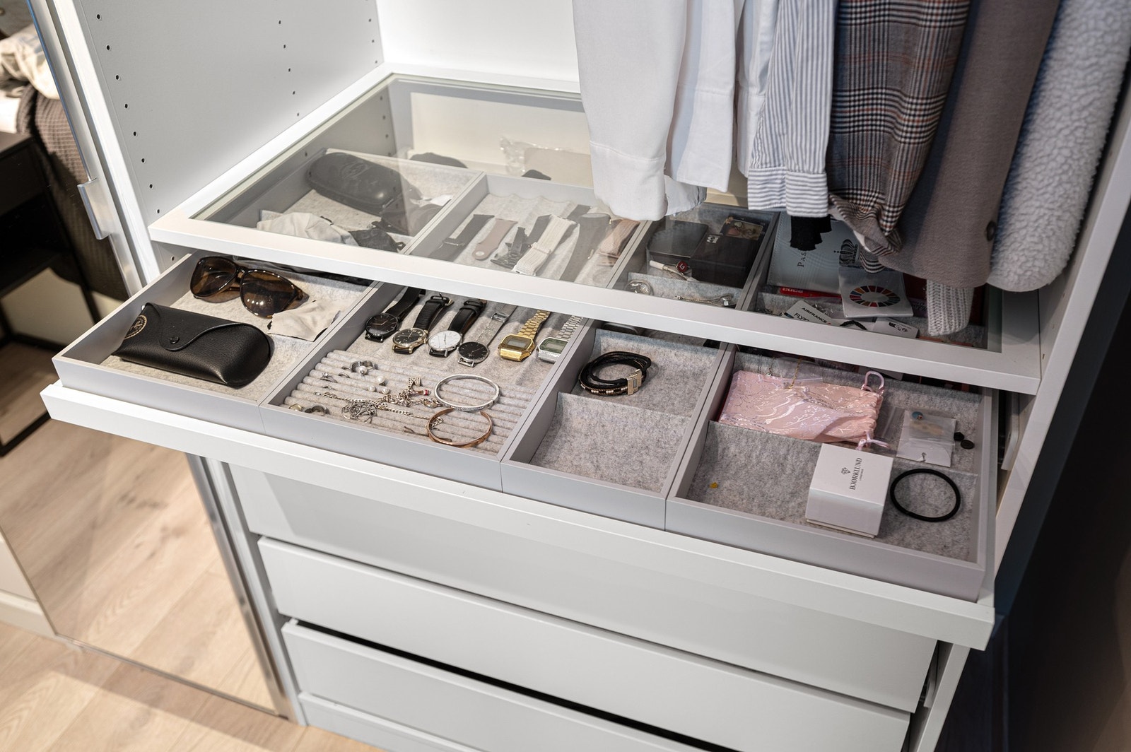 Rommet er i dag innredet med en fin garderobeløsning som medfølger handelen. Galleribilde