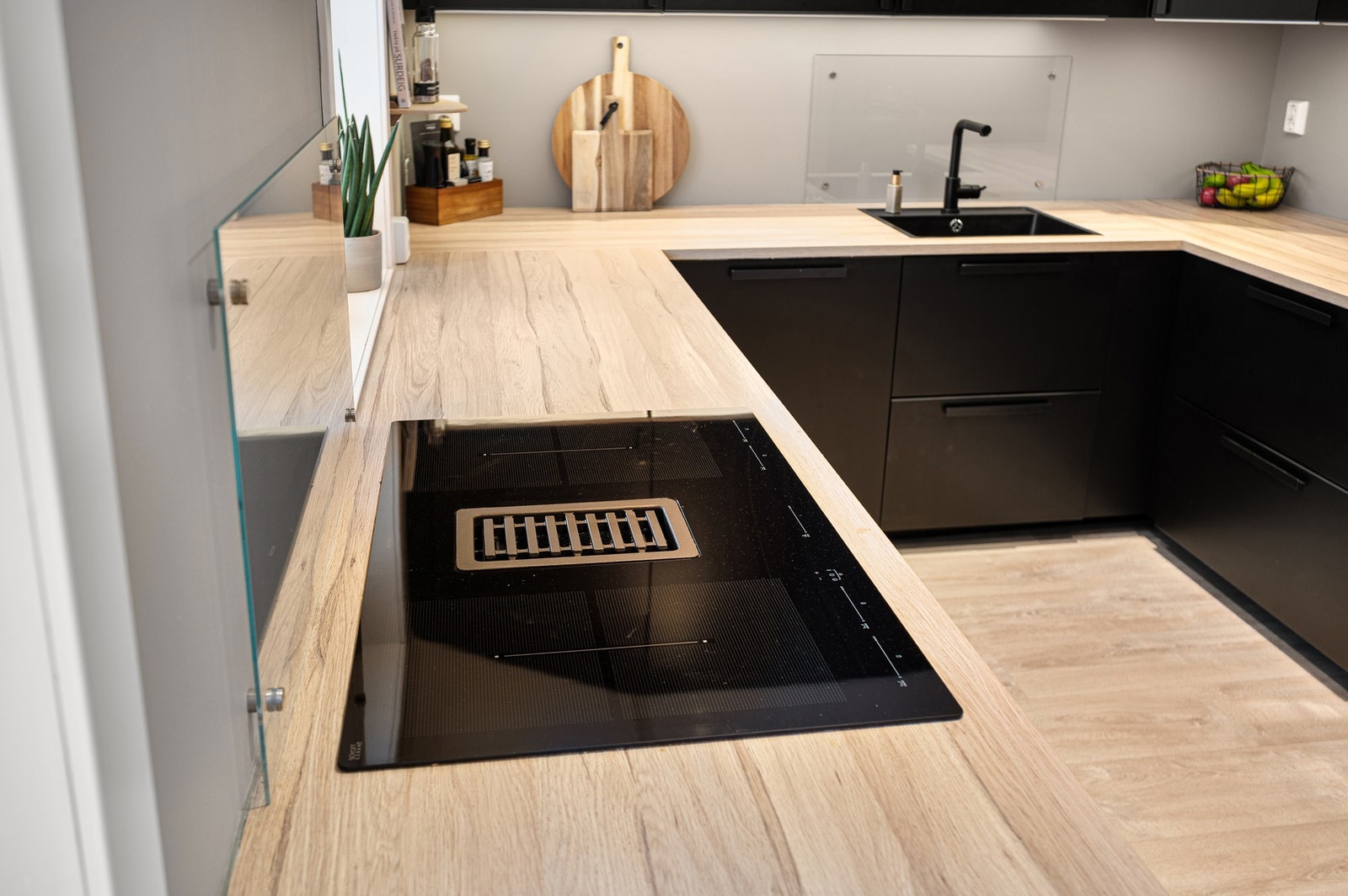 Moderne hvitevarer med bl.a integrert ventilator i platetoppen. Galleribilde