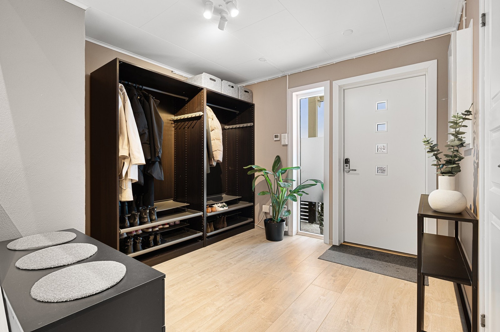 Her har man god plass til å henge fra seg klær og utstyr. Galleribilde