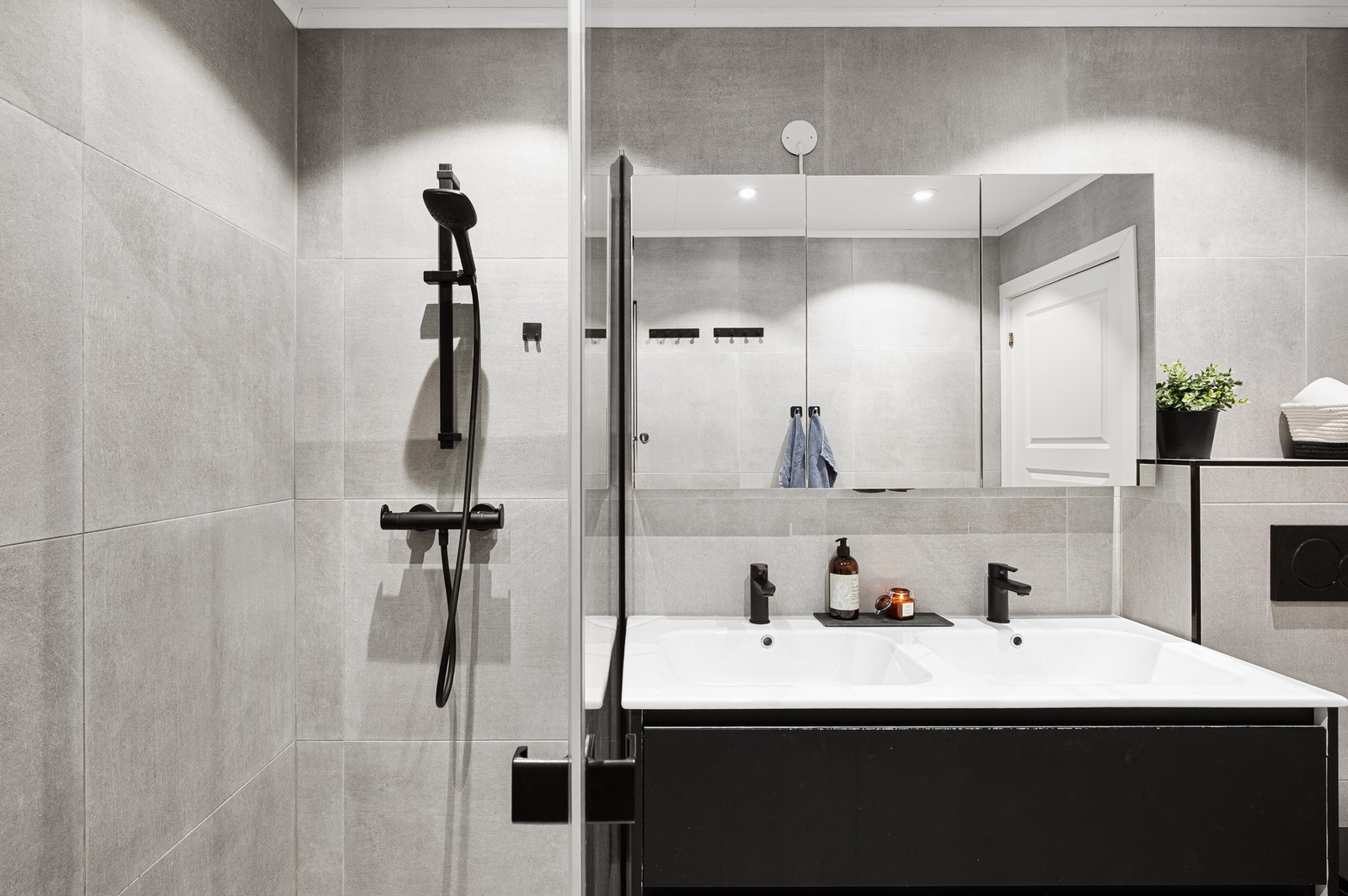 Her har man bl.a varmekabler i gulv, veggmontert WC, dusjnisje med skyvedør, servant med underskap og speilskap. Galleribilde