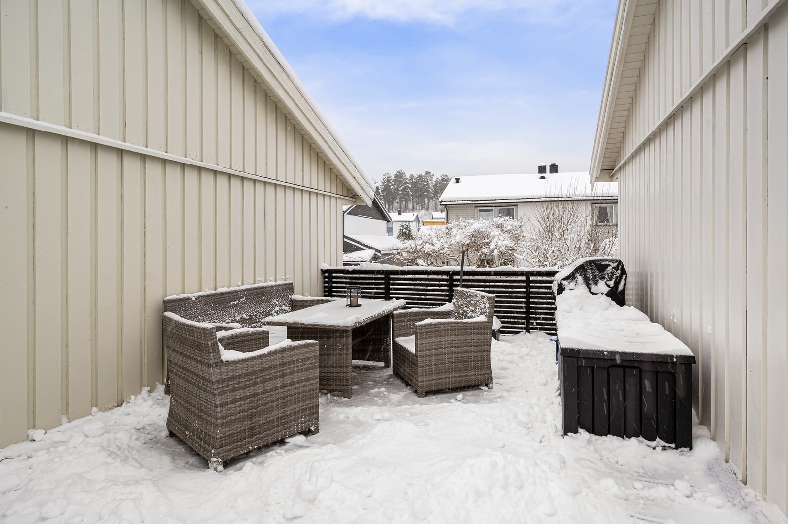 Takterrassen er på hele 27,1m² og har svært god plass til ønsket utemøblemement. Galleribilde