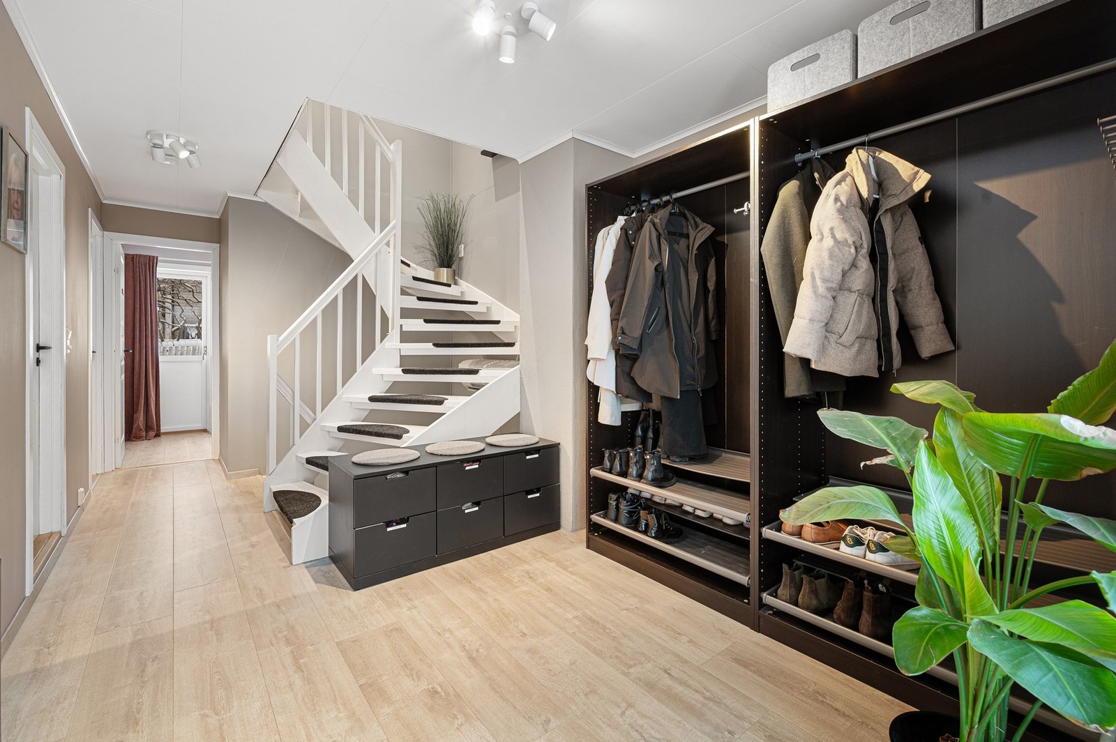 Innbydende entré på hele 14,5m². Galleribilde