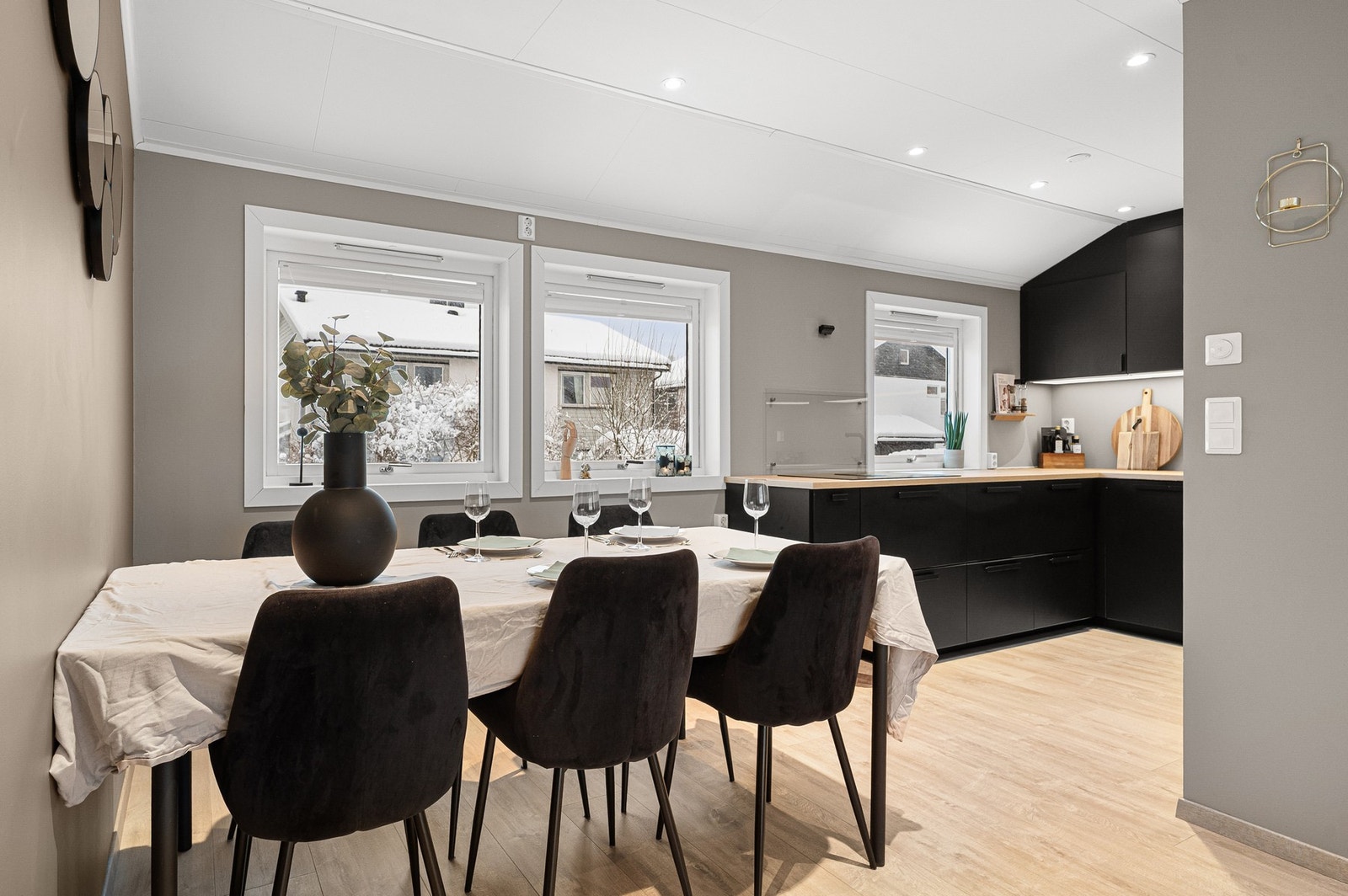 Boligen har en varmepumpe som gir en effektiv og god oppvarming året rundt. Galleribilde