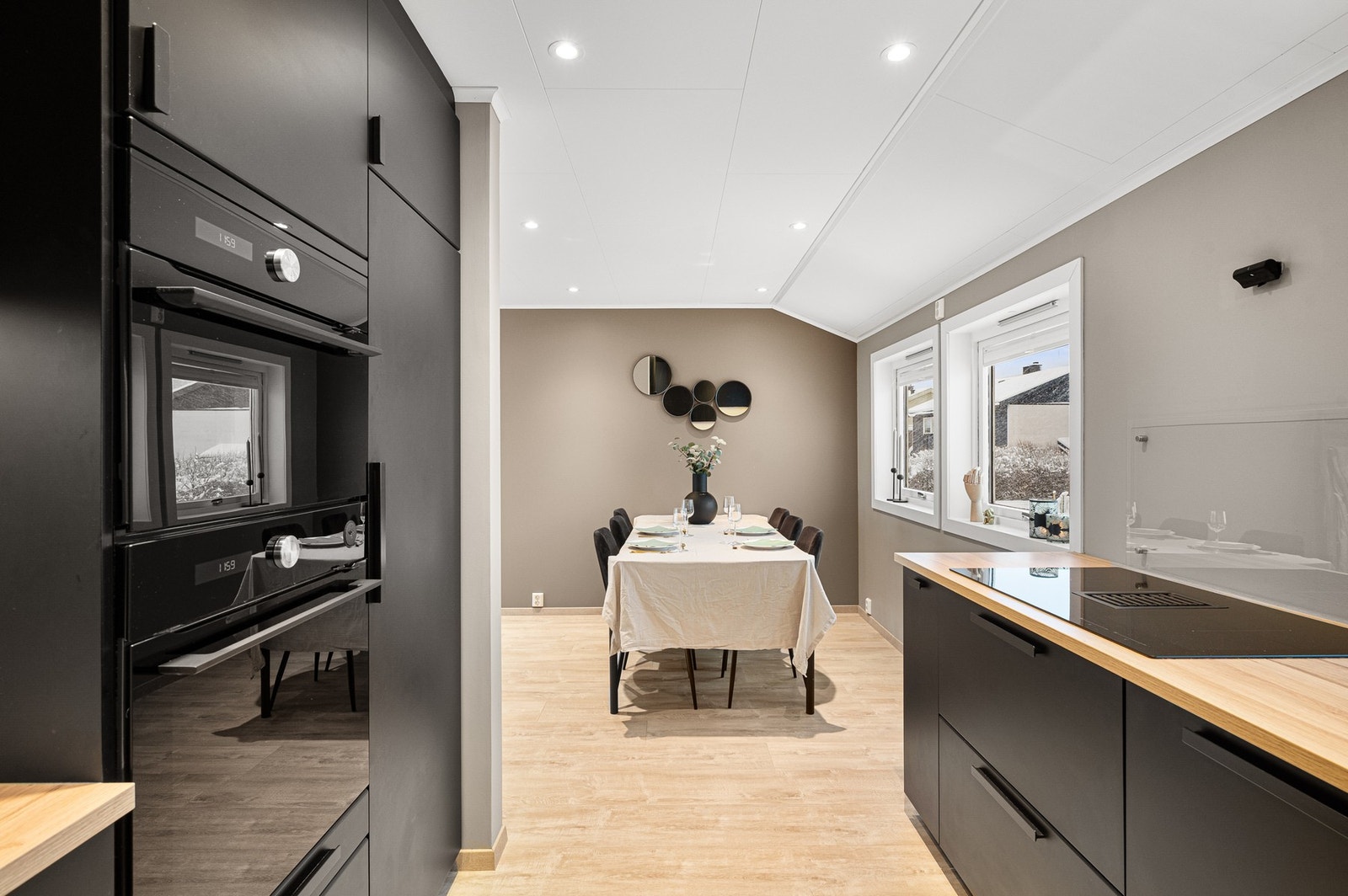 Kjøkkenområdet er på ca 15,4m². Her har man et pent og moderne kjøkken med integrerte hvitevarer og godt med skap- og benkeplass. Galleribilde