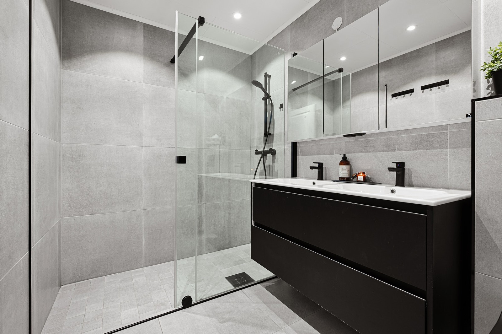 Pent flislagt bad på 4,7m² med alt man trenger. Galleribilde