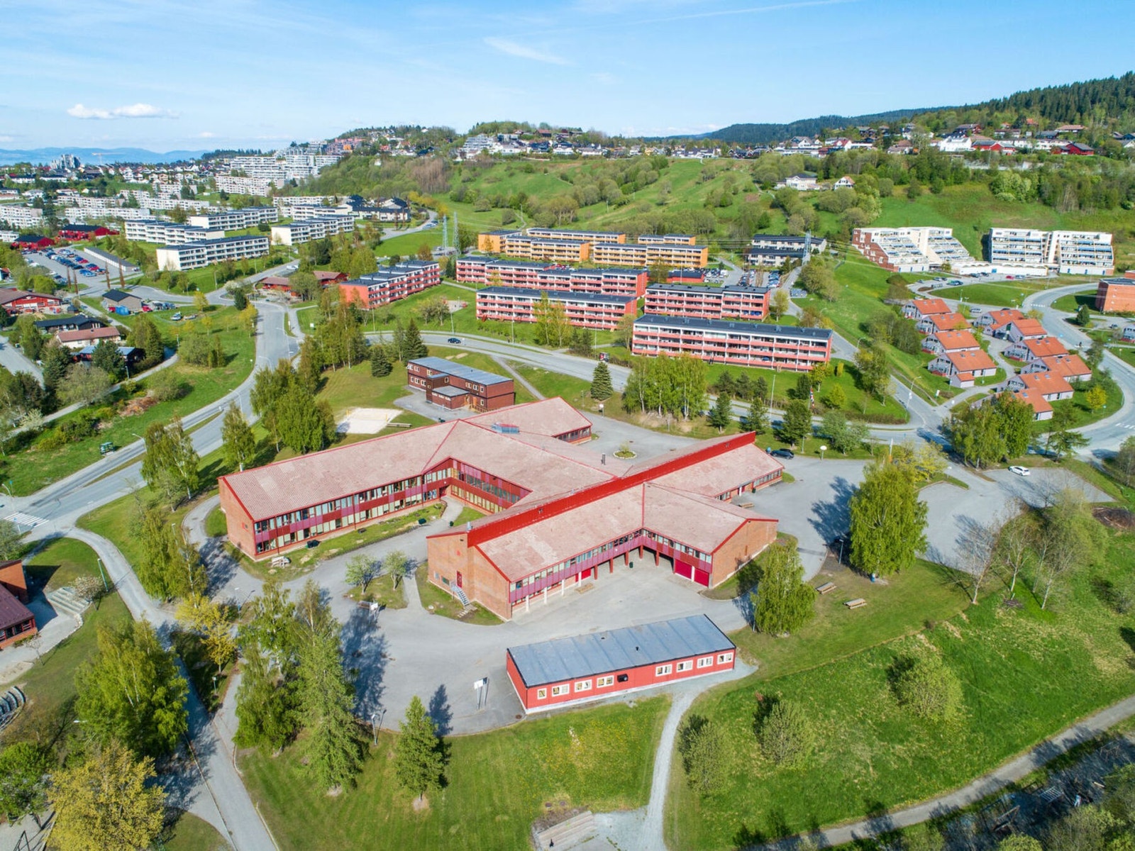 Området er svært barnevennlig, med kort vei til blant annet Steindal barneskole og Hoeggen ungdomsskole. Galleribilde
