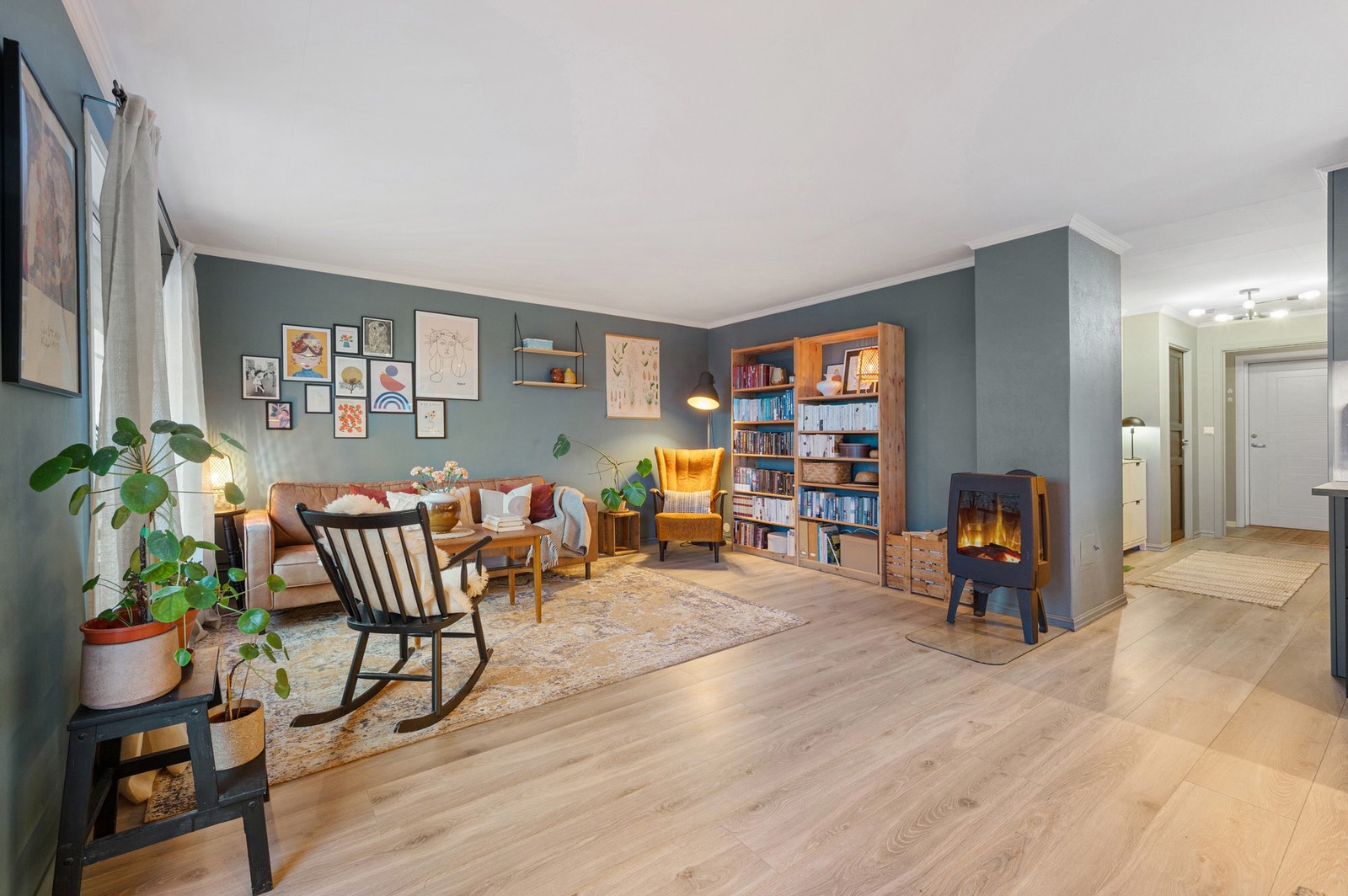 Peisen fungerer som en naturlig romdeler. Galleribilde