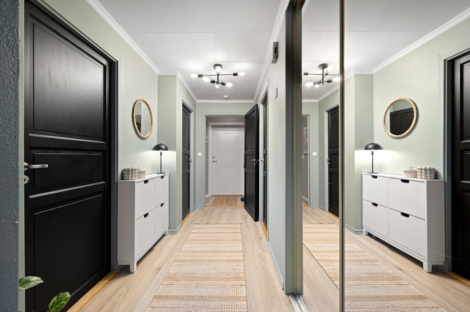 Romslig entré på 7,3 kvm. Stor skyvedørsgarderobe medfølger handelen. Galleribilde