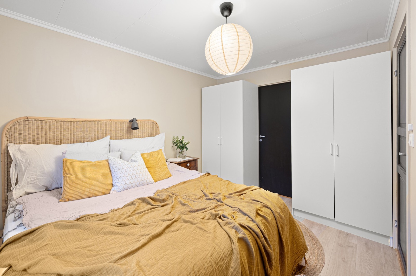 God plass til dobbeltseng samt tilhørende møblement. Galleribilde