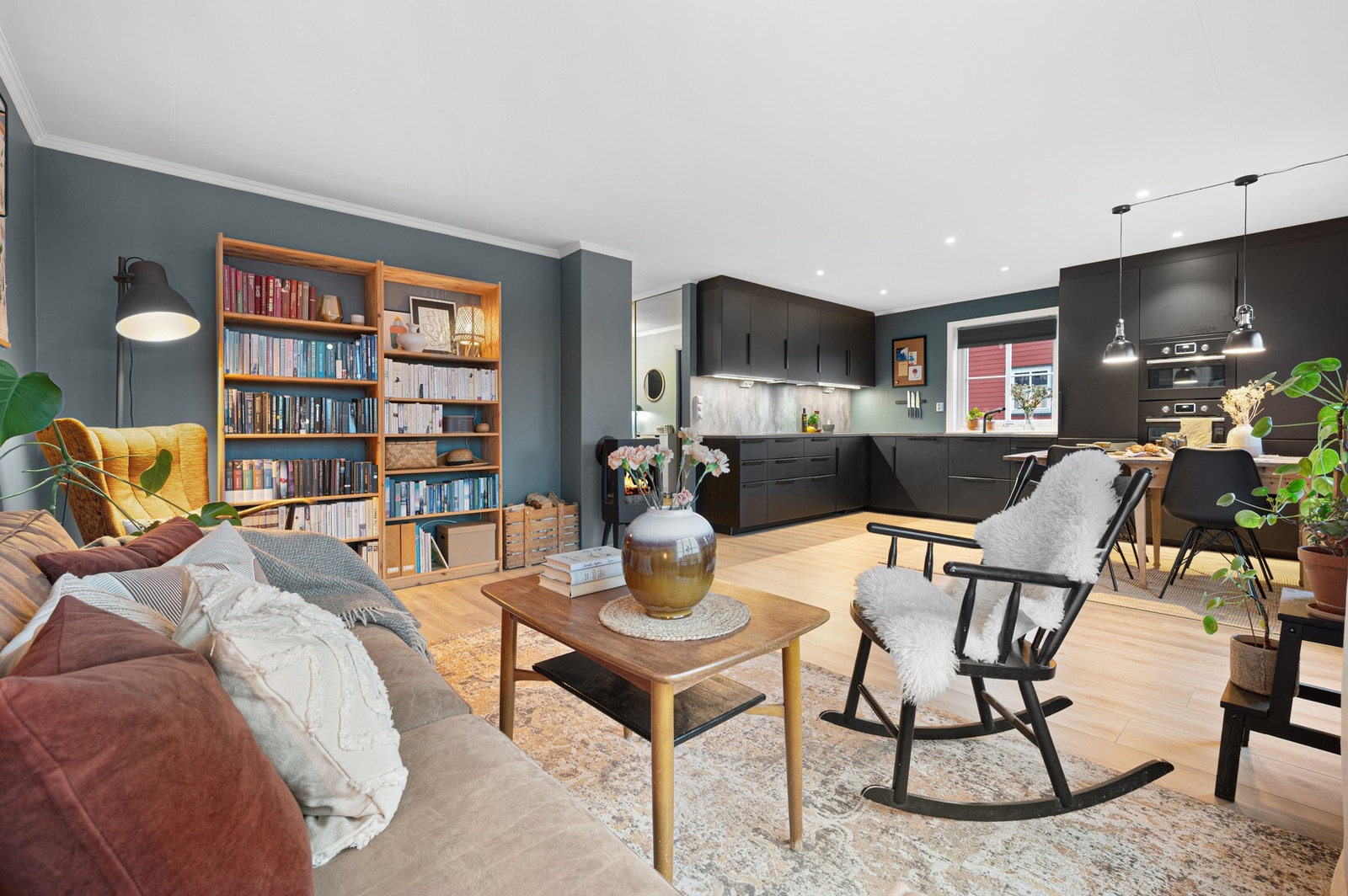 Den åpne stue/kjøkken-løsningen er på 33 kvm. Galleribilde