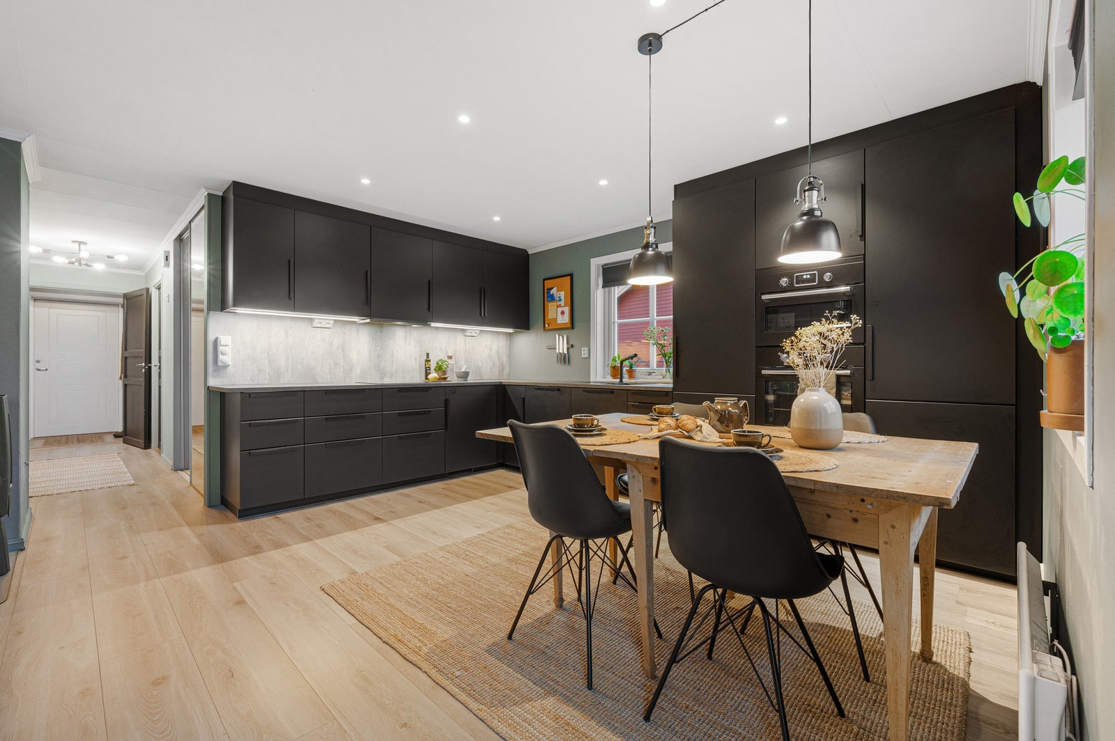 Stort, moderne kjøkken fra 2016. Galleribilde