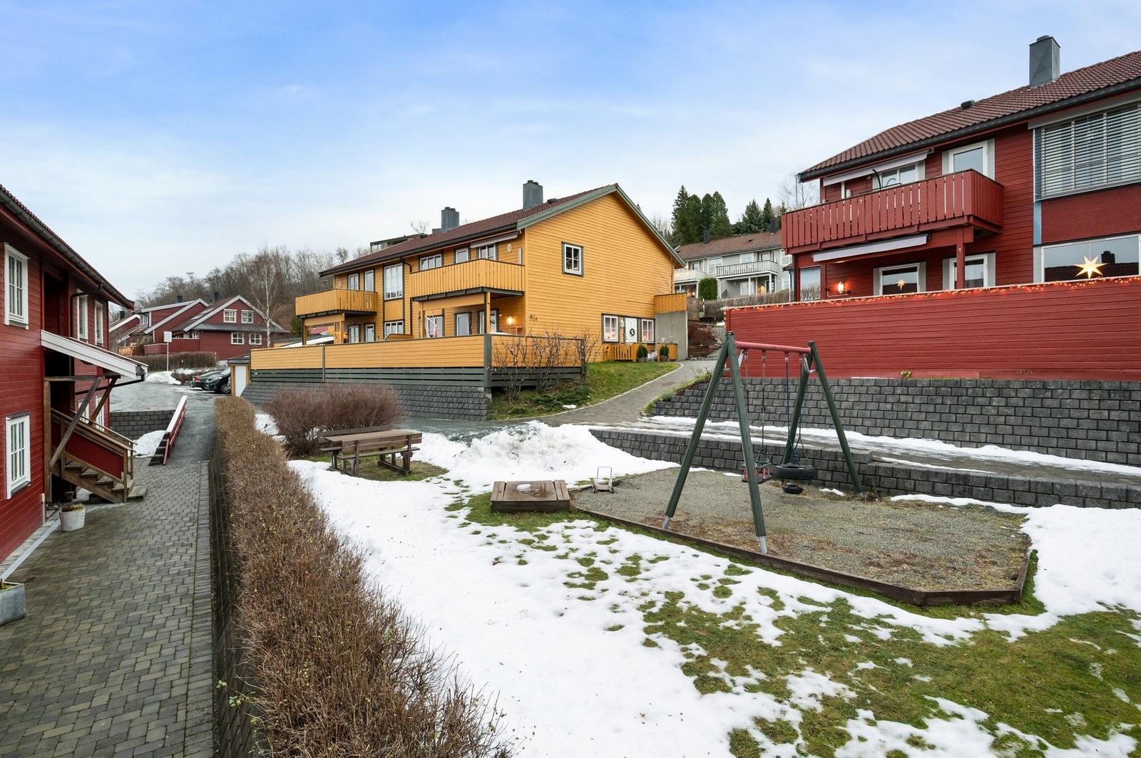 Området er rolig og fredelig, omkranset med pent opparbeidede grøntområder, lekeplasser og internveier, skjermet for gjennomkjøring og trafikkstøy. Galleribilde