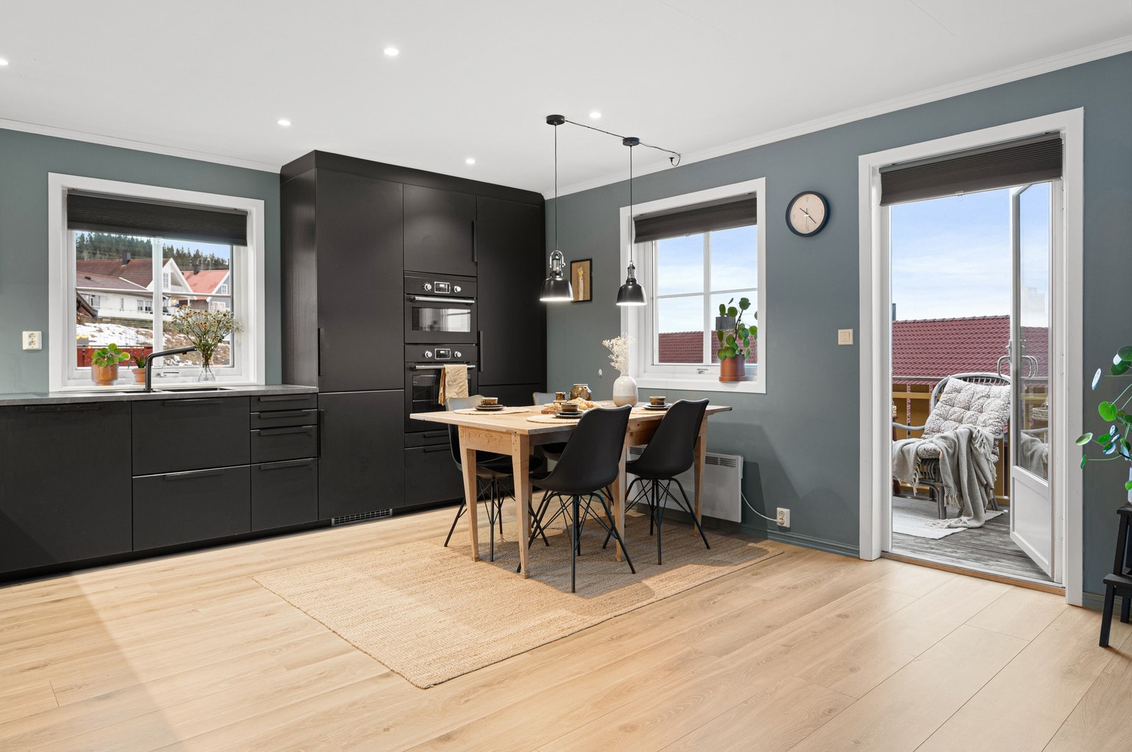 Kjøkkenet er utstyrt med integrerte hvitevarer som komfyr, mikro, oppvaskmaskin, kjøl- og fryseskap. Galleribilde