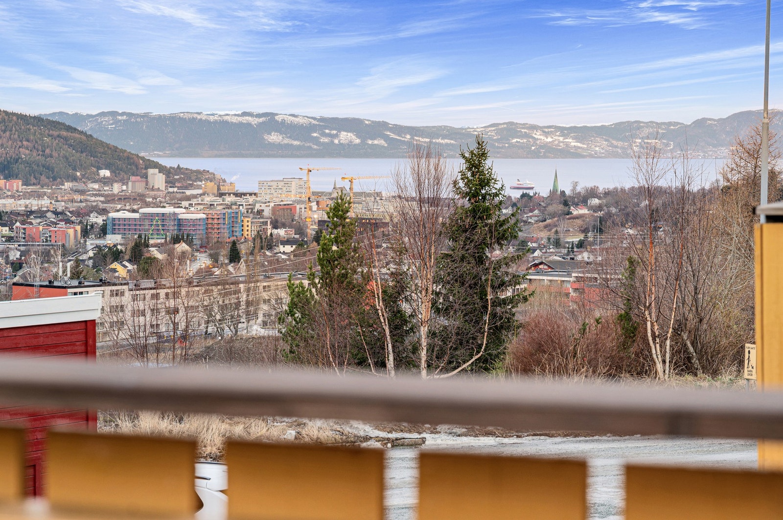 Her ser du ned til spiret på Domen og kan følge med Hurtigruta på tur inn til Trondheim. Galleribilde