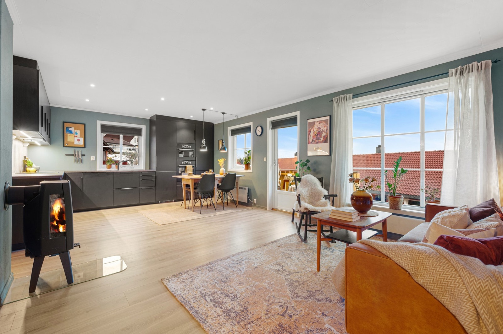 De store vindusflatene sørger for mye naturlig lys inn i stua. Galleribilde