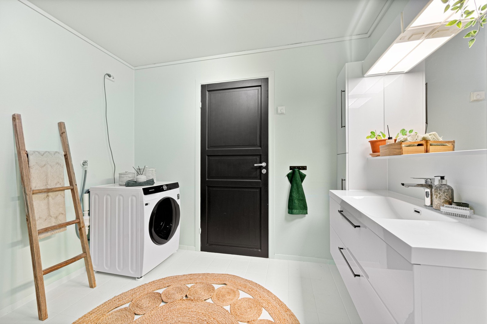 Badet er utstyrt med klosett, dusjkabinett, servant og opplegg til vaskemaskin. Galleribilde