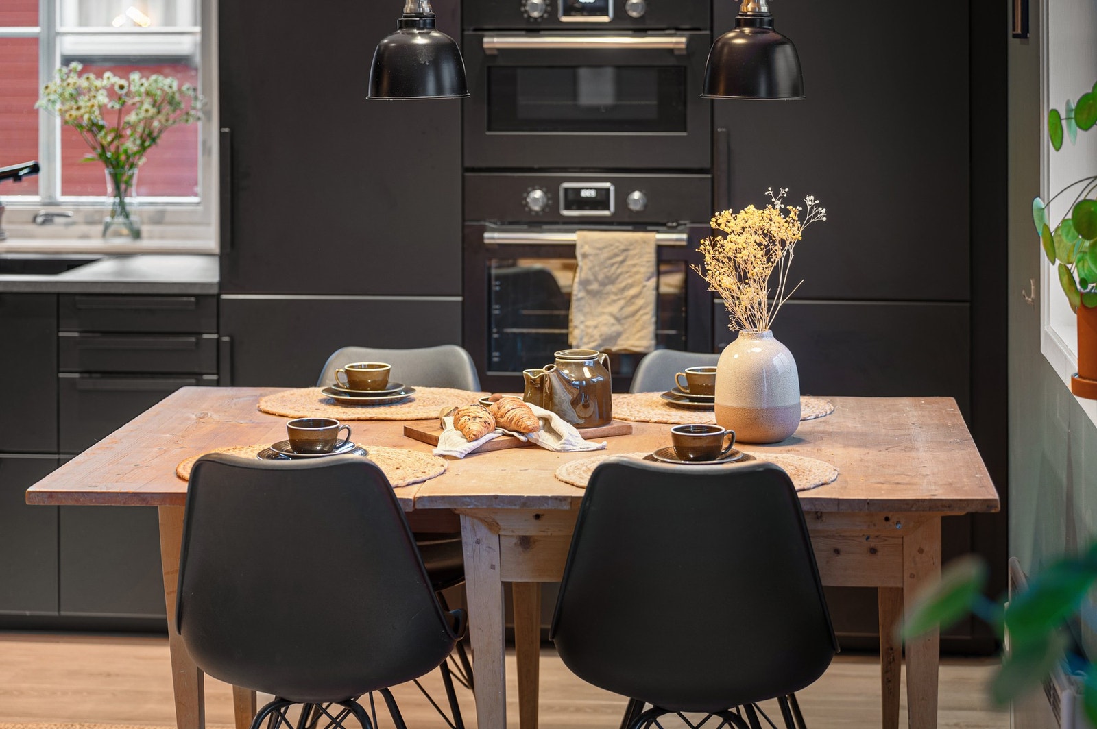 Spisebordet finner sin naturlige plassering mellom kjøkken og stue. Galleribilde