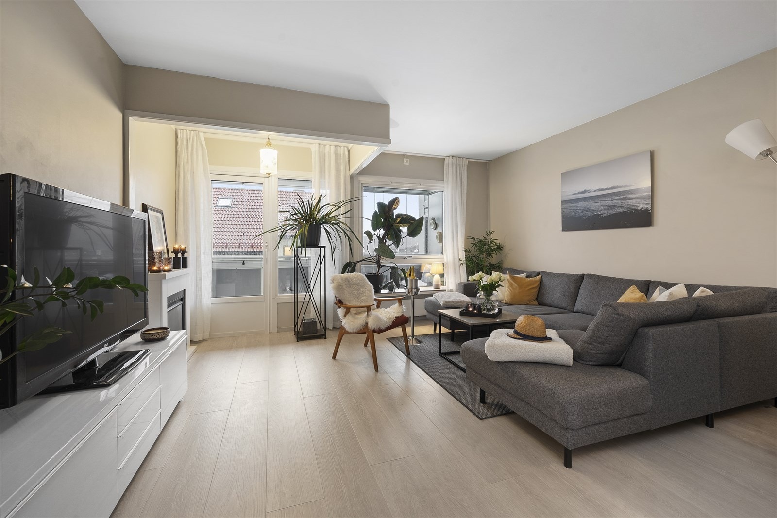 Stue med utgang til overbygget og innglasset balkong Galleribilde