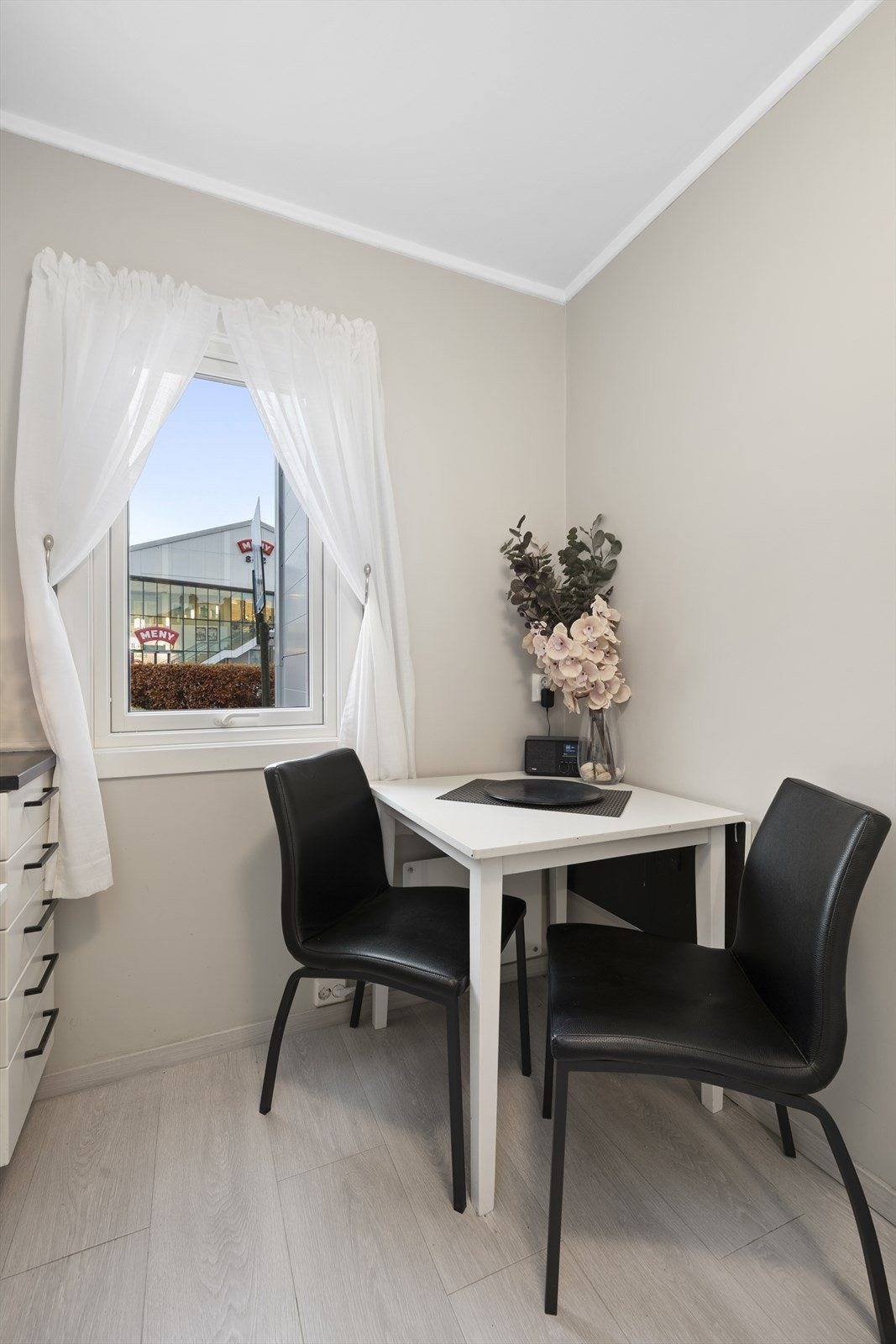 Det er plass til spisebord på kjøkkenet Galleribilde