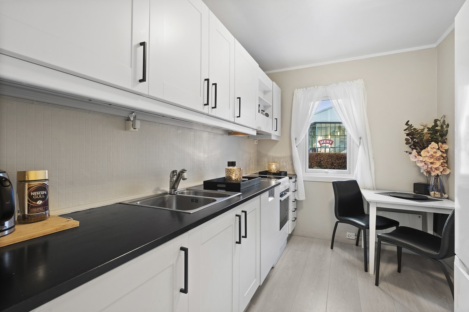 Kjøkken med godt med skap og benkeplass. Galleribilde