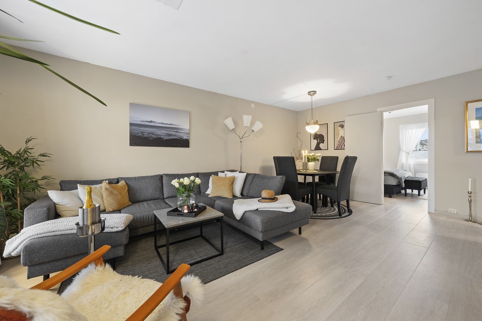 Leiligheten er malt i en pen og tidsriktig farge. Legg merke til det pene gjennomgående gulvet i leiligheten Galleribilde