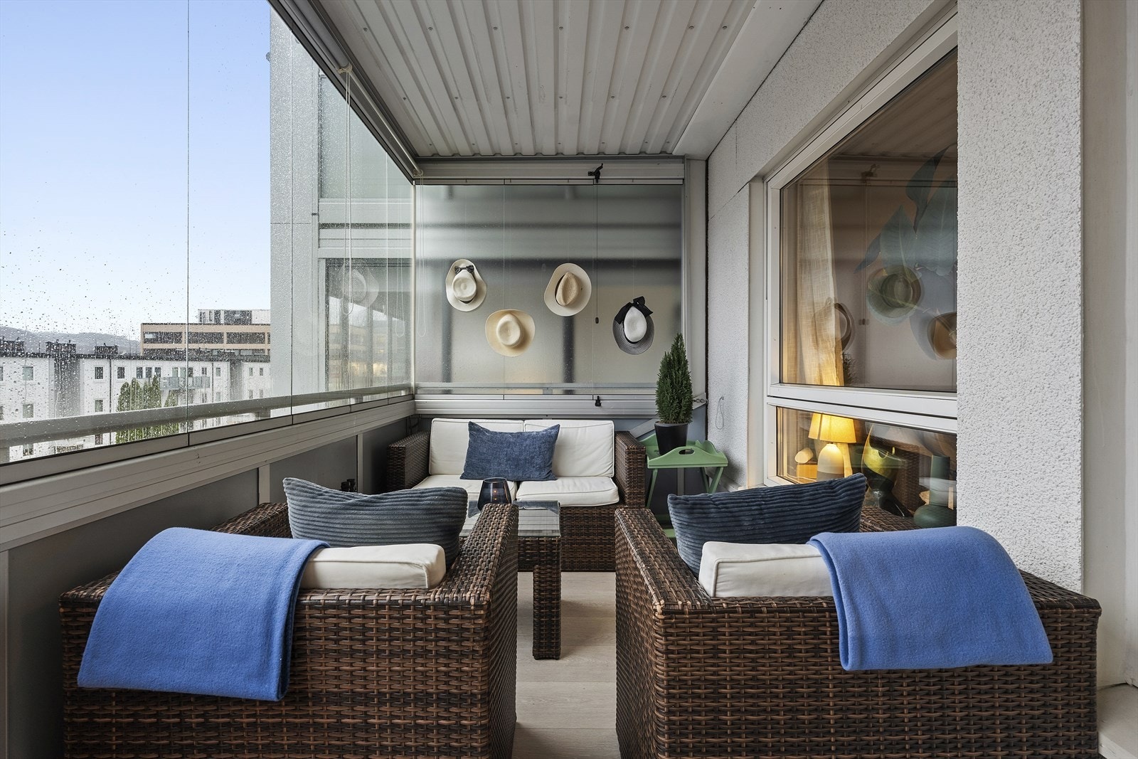 Balkongen er av god størrelse og er overbygget og innglasset Galleribilde