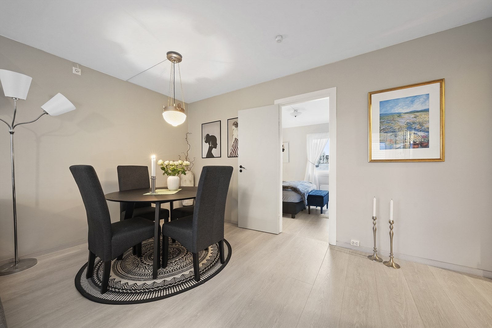 Det er god plass til spisebord i stuen Galleribilde