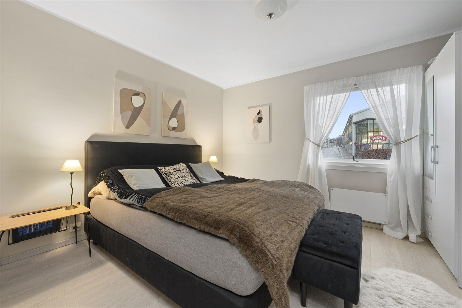 Soverom av romslig størrelse. Nyere garderobeskap Galleribilde