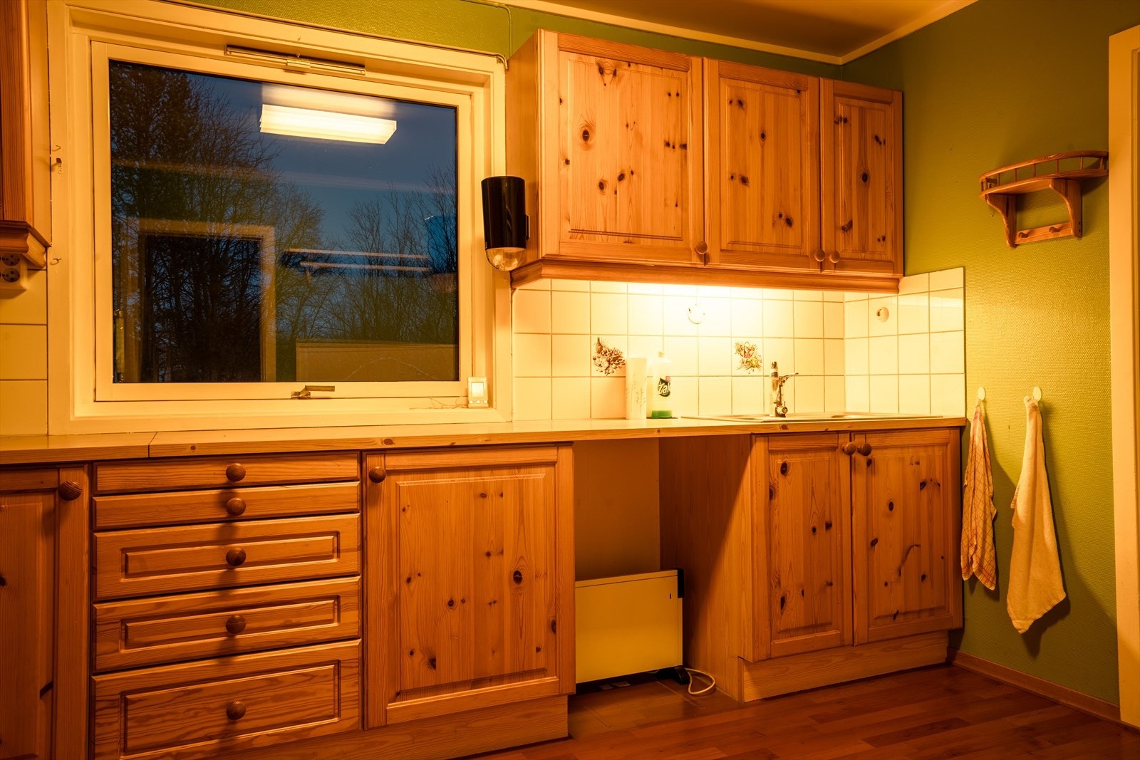 Funksjonelt kjøkken med naturutsikt og rikelig med benkeplass. Galleribilde