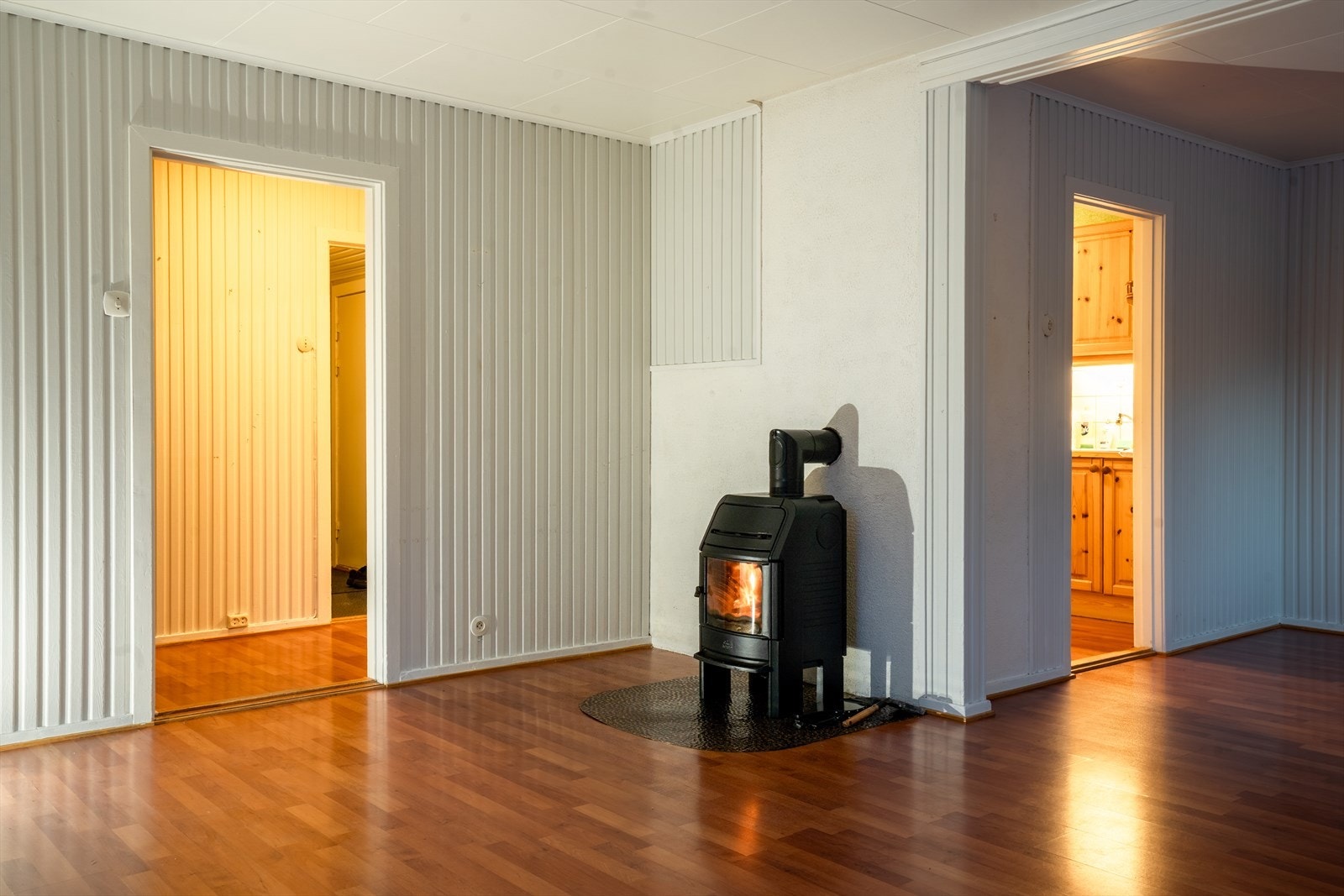 Stue sett mot mellomgang og kjøkken. Galleribilde