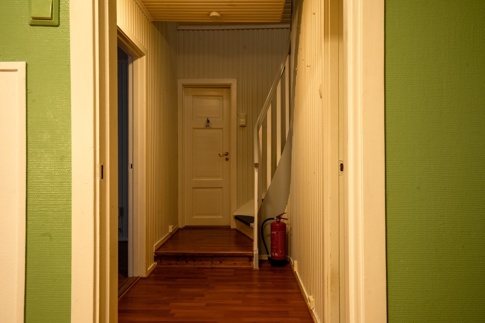 Kjøkken sett mot mellomgang til entré, stue, bad og trapp til 2. etg. Galleribilde