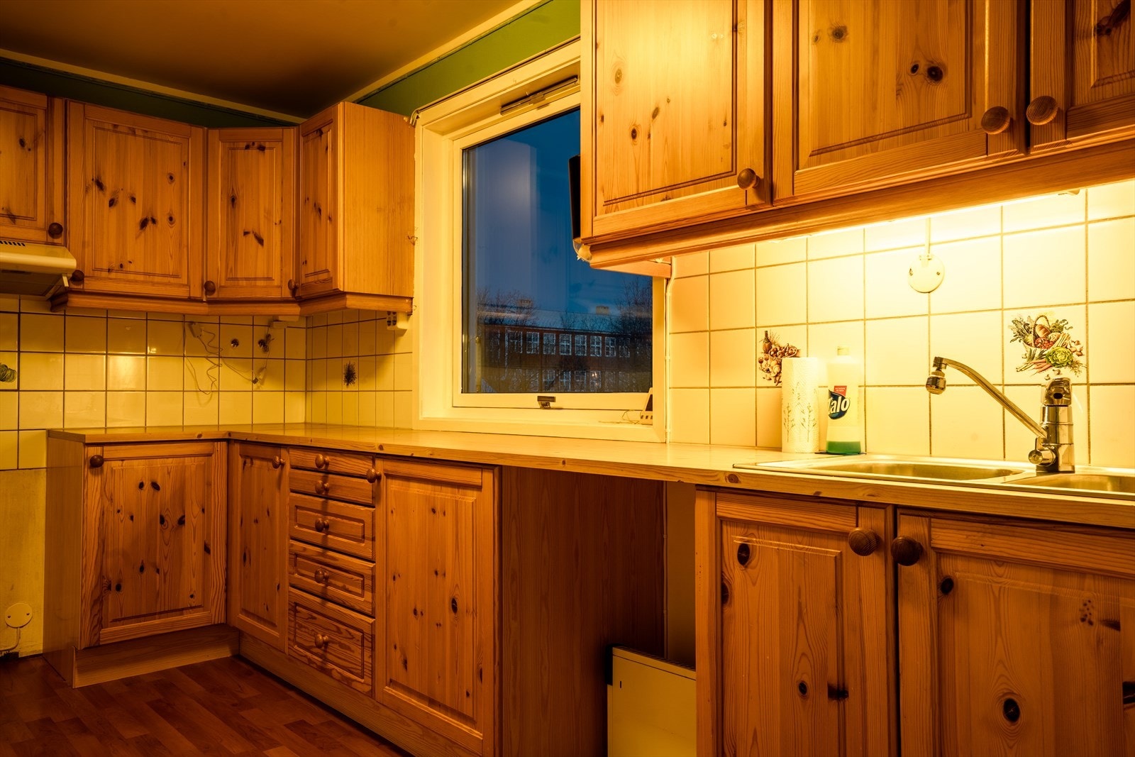 Kjøkkenet har rikelig med skapplass. Galleribilde