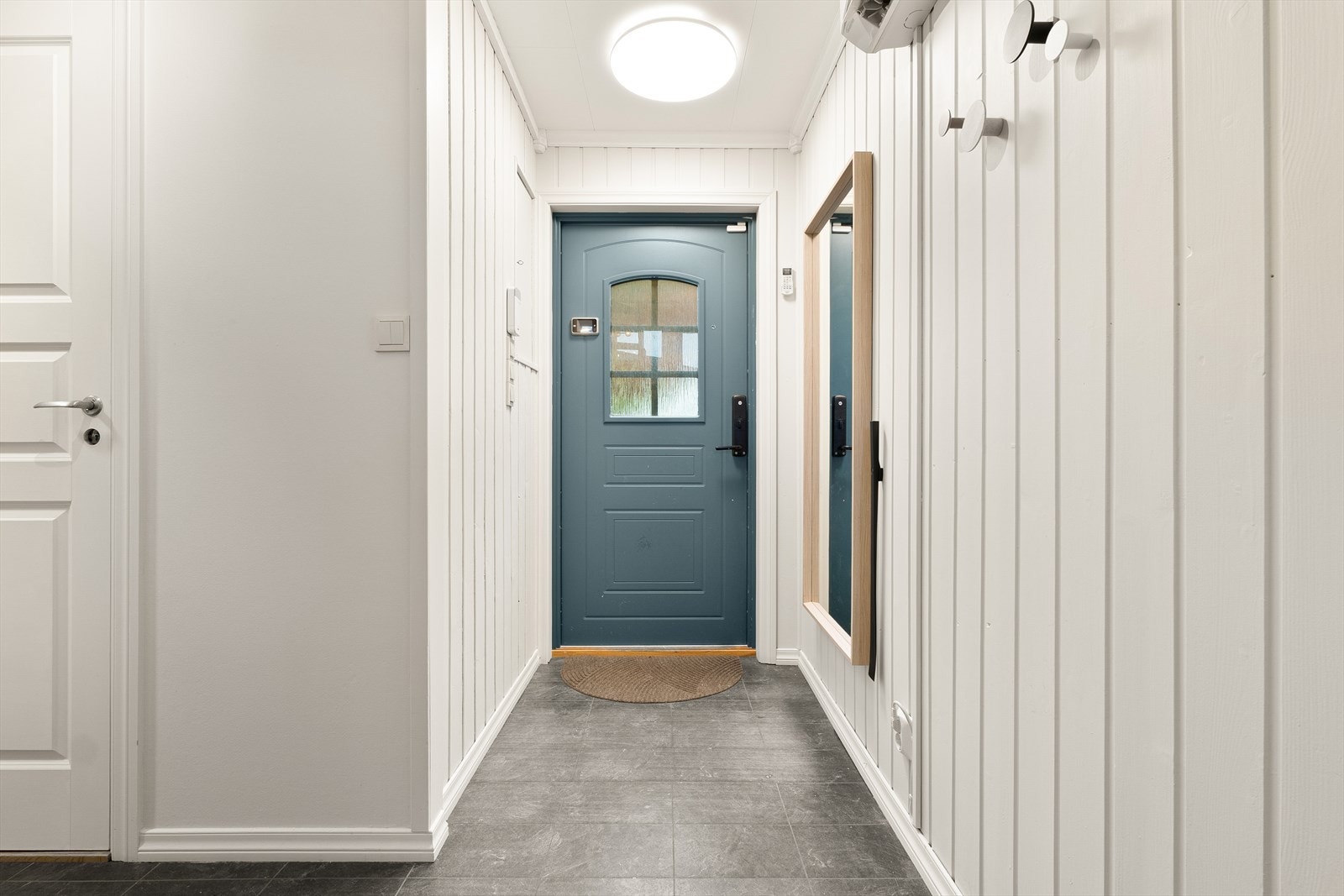 Hovedentré med videre tilkomst til toalettrom og vaskerom. Galleribilde