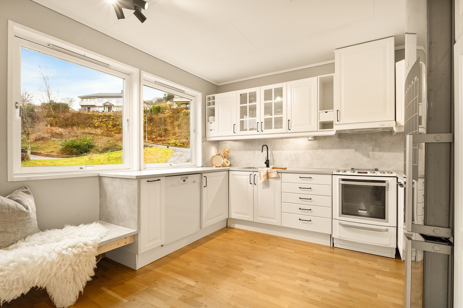 Kjøkkenet består av profilerte fronter, laminat benkeplate og opplegg for oppvaskmaskin. Galleribilde