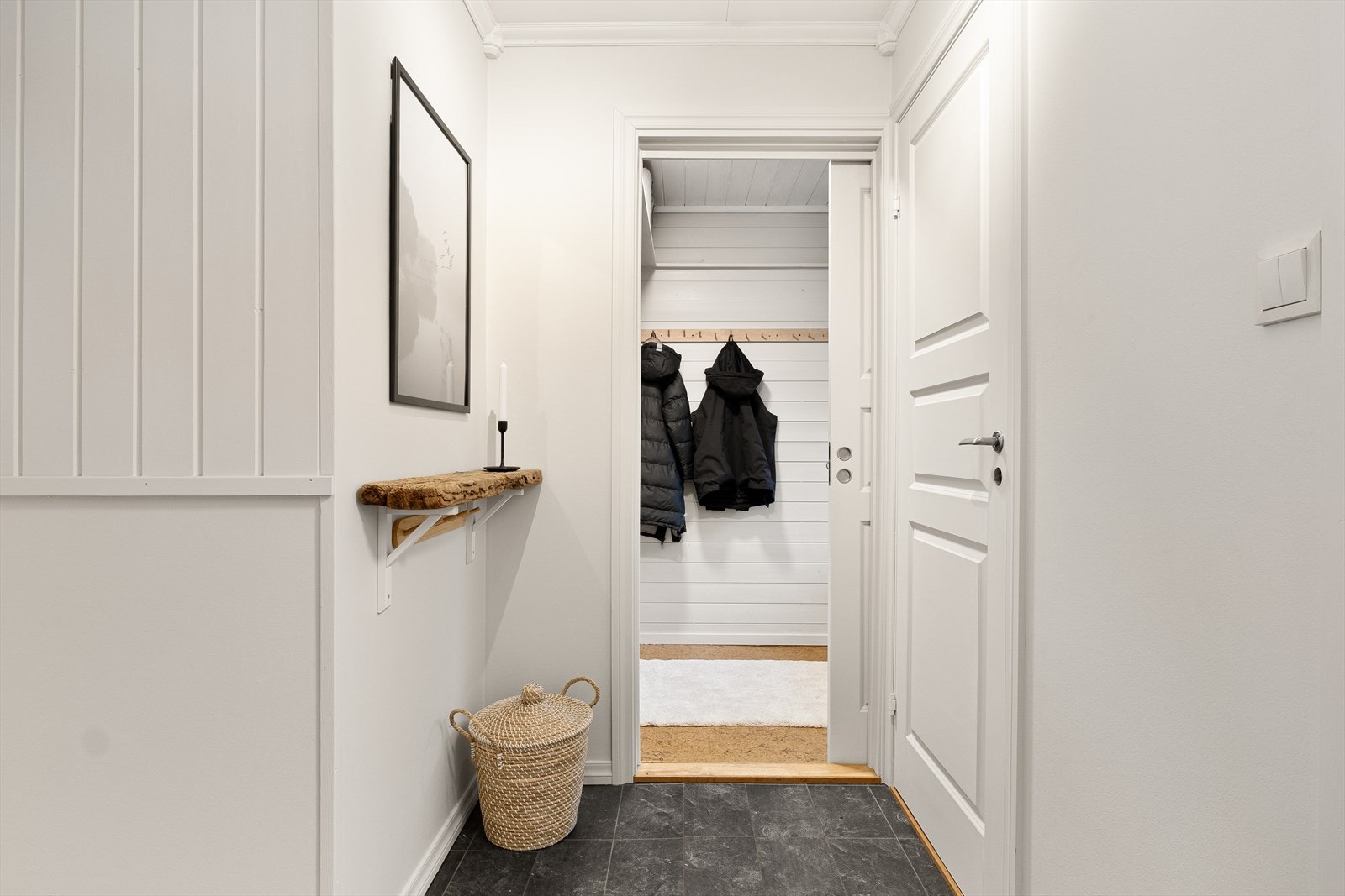 Gang mellometasje sett mot vaskerom. Galleribilde