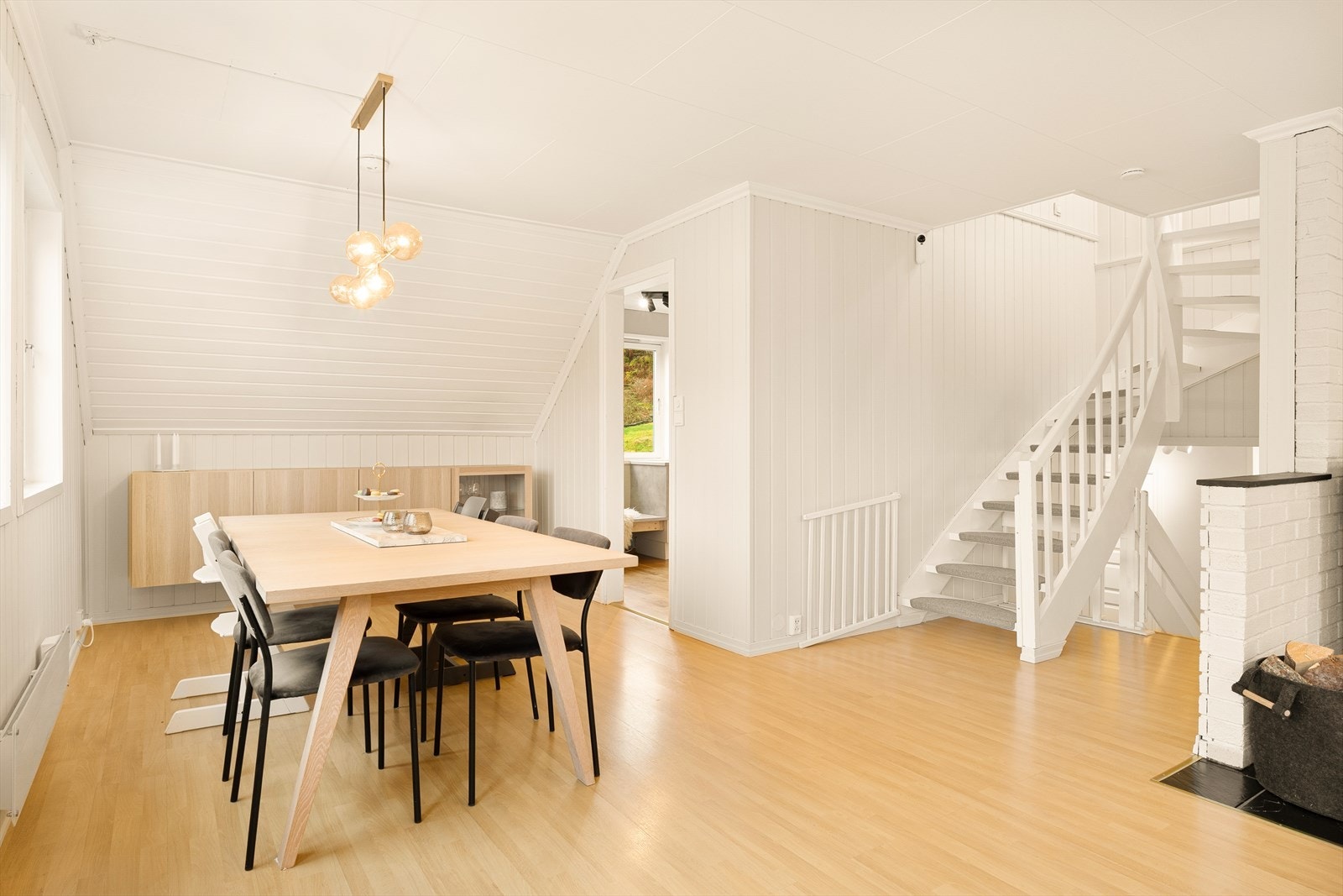 Stuen er praktisk utformet, noe som gjør det enkelt å innrede i soner. Galleribilde