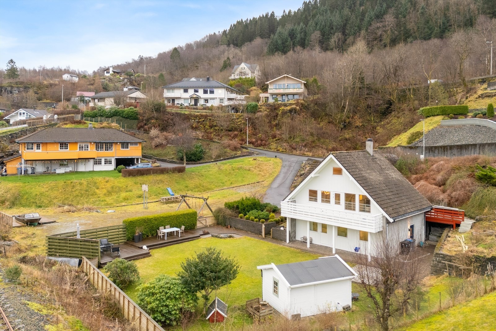 Fra boligen er det kort vei til barneskole, ungdomsskole, barnehage, buss, flotte turområder og badeplass. Galleribilde