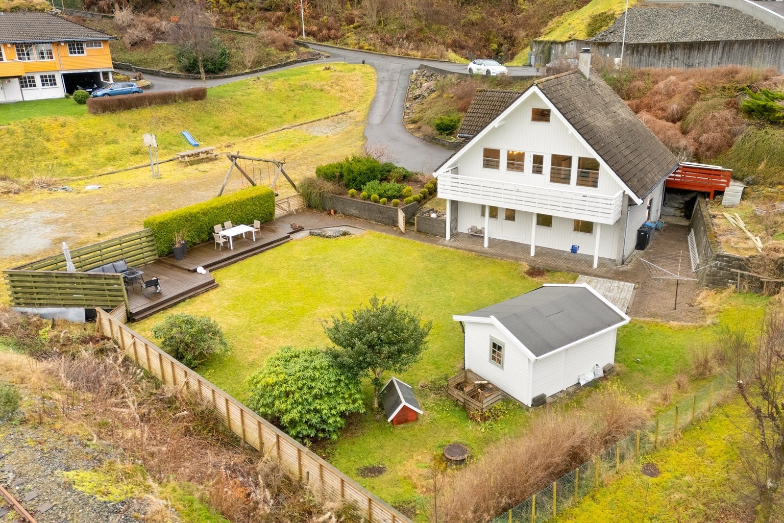 Boligen har en stor og flat hage som er perfekt for de med en liten dyrevenn også. Galleribilde