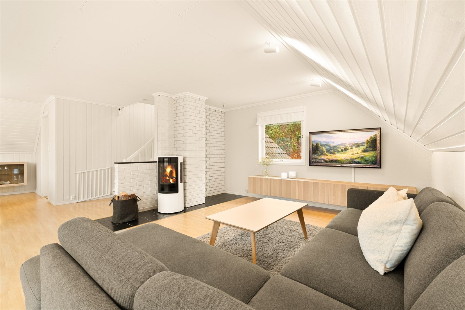 Boligen har en lys og innbydende stue med et generøst gulvareal på 46,4 m². Galleribilde