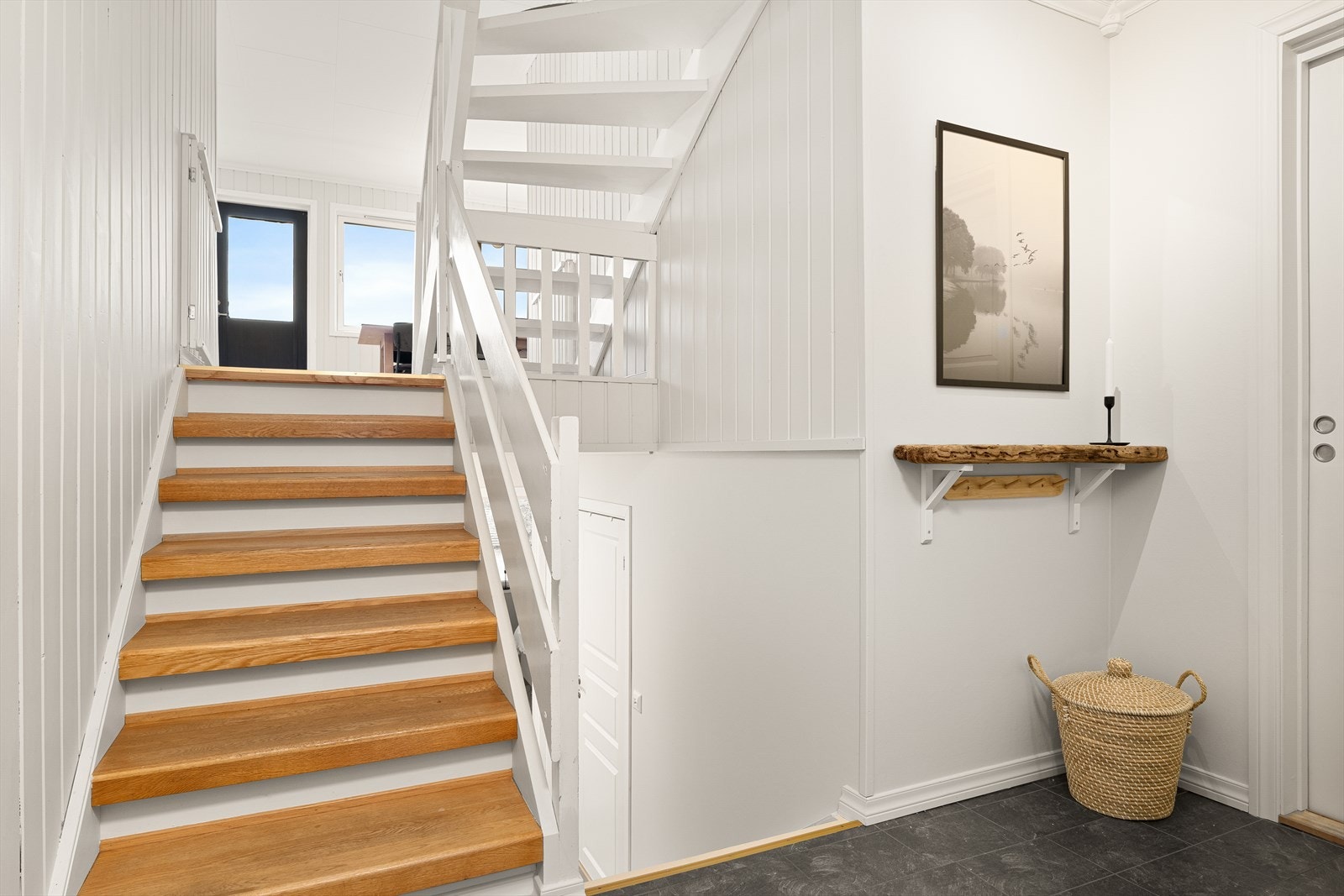 Mellometasjen inneholder entré, vaskerom og toalettrom. Galleribilde