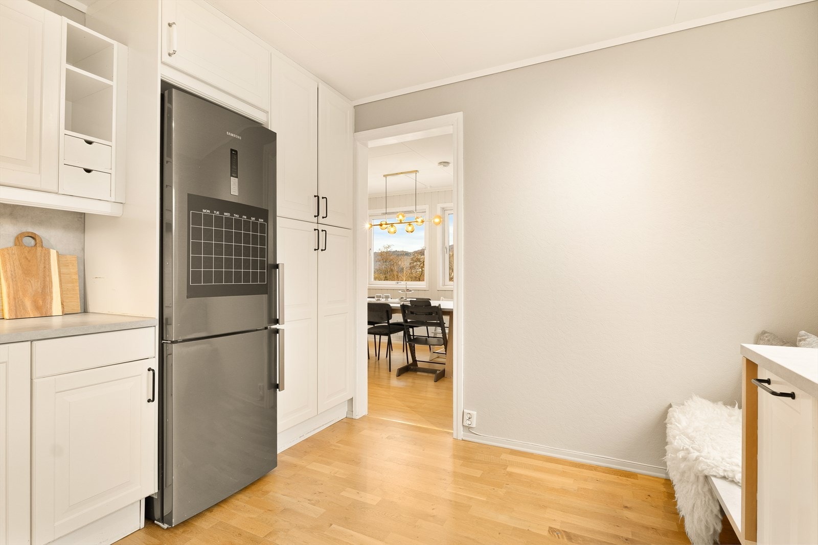 Spisestuen er naturlig plassert ved kjøkkenet. Galleribilde