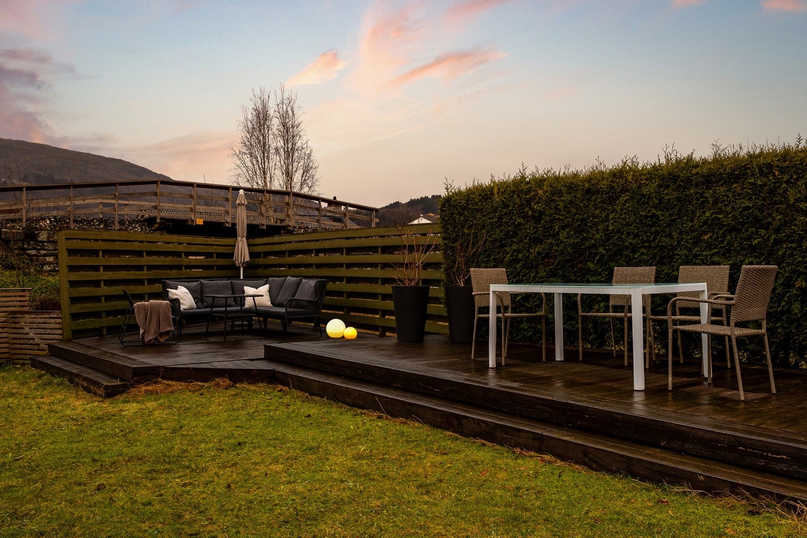 Terrasseplatting i hagen som skaper en flott sone for grilling og hygge. Galleribilde