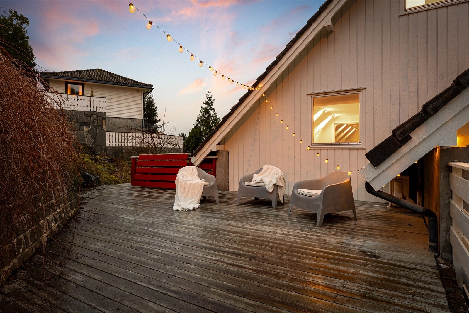 Uteplassene rundt boligen gir mulighet til å flytte seg etter solen. Galleribilde