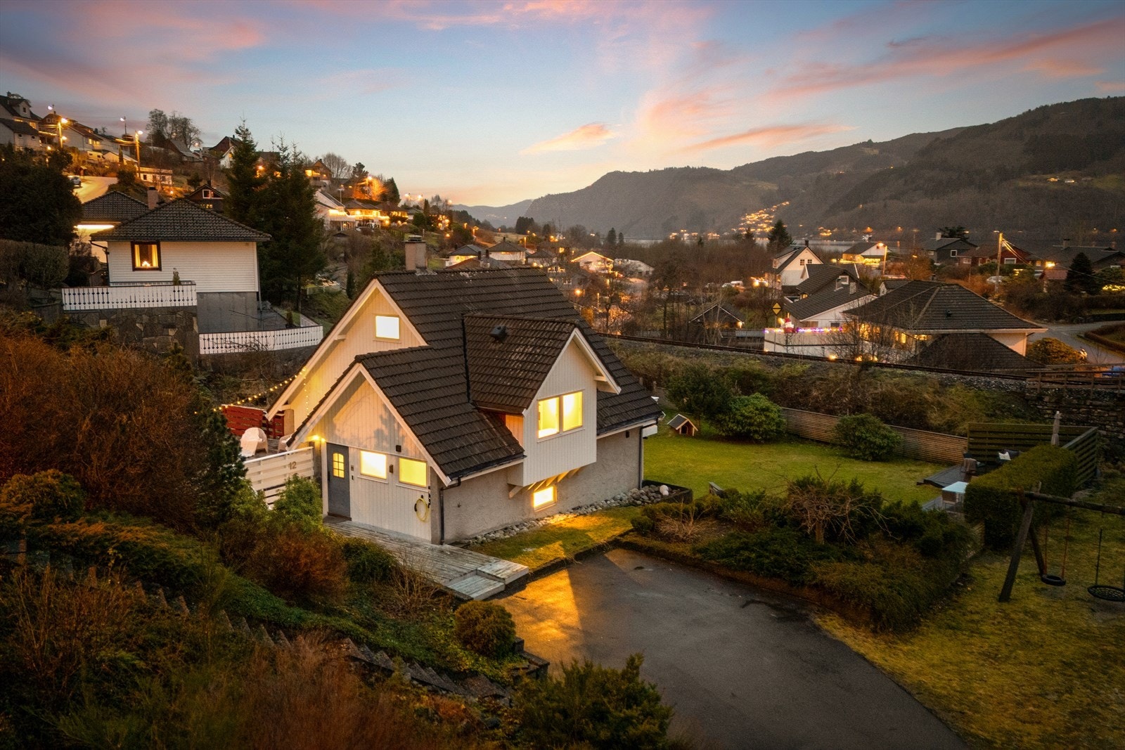Boligens hage er pent opparbeidet med grøntarealer, beplantning og hyggelige uteplasser. Galleribilde