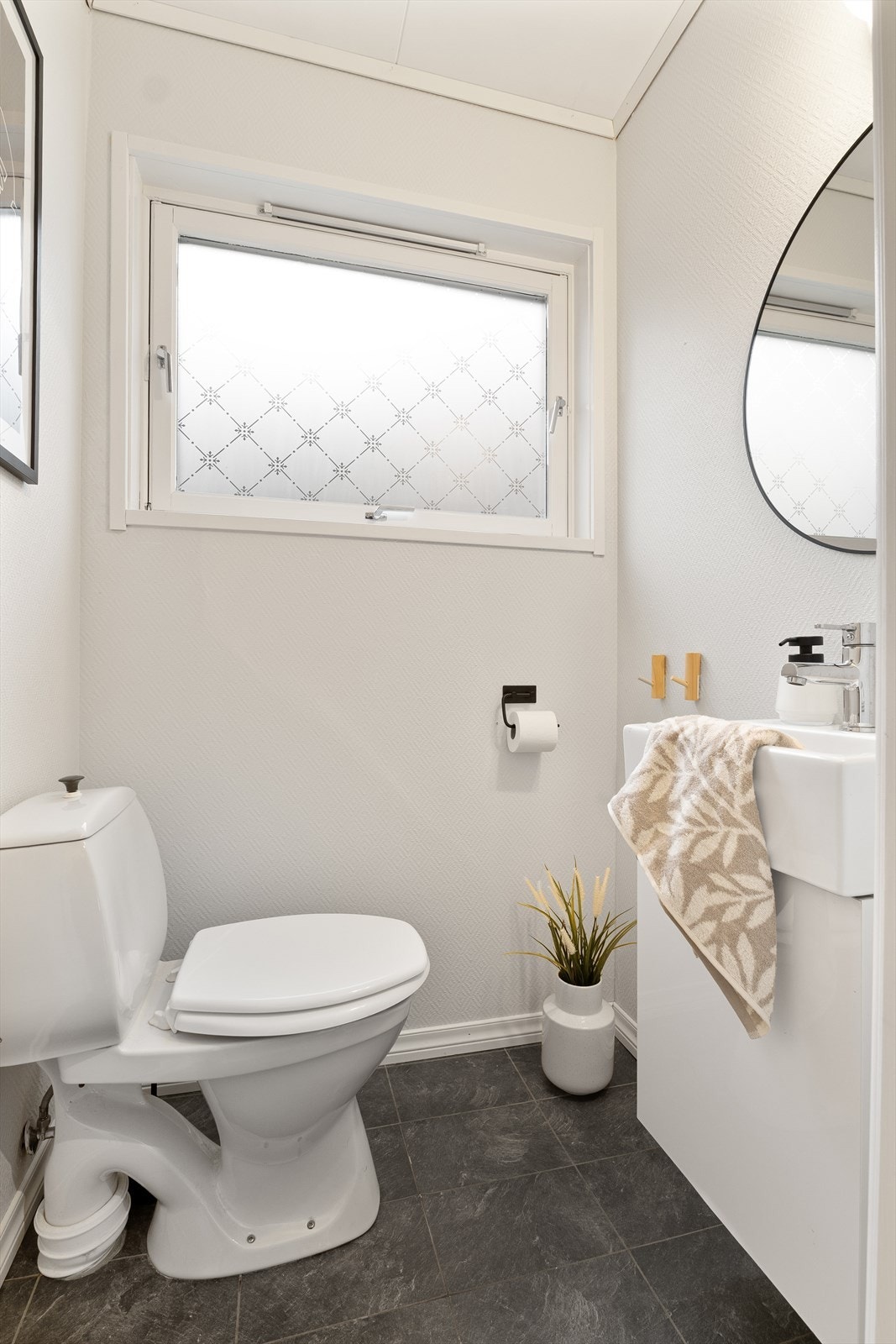 Toalettrommet er innredet med toalett og servant med møblement. Galleribilde